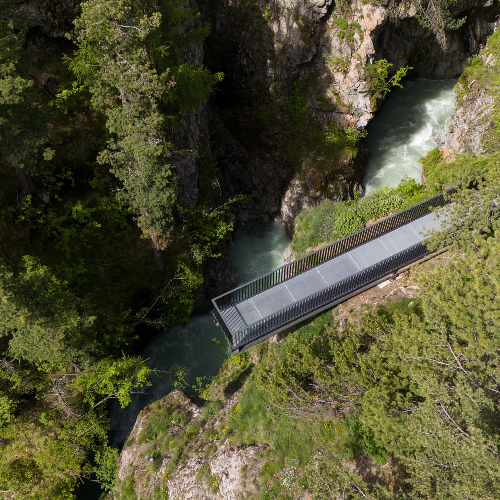 Wildwasserschlucht Schwebebalken