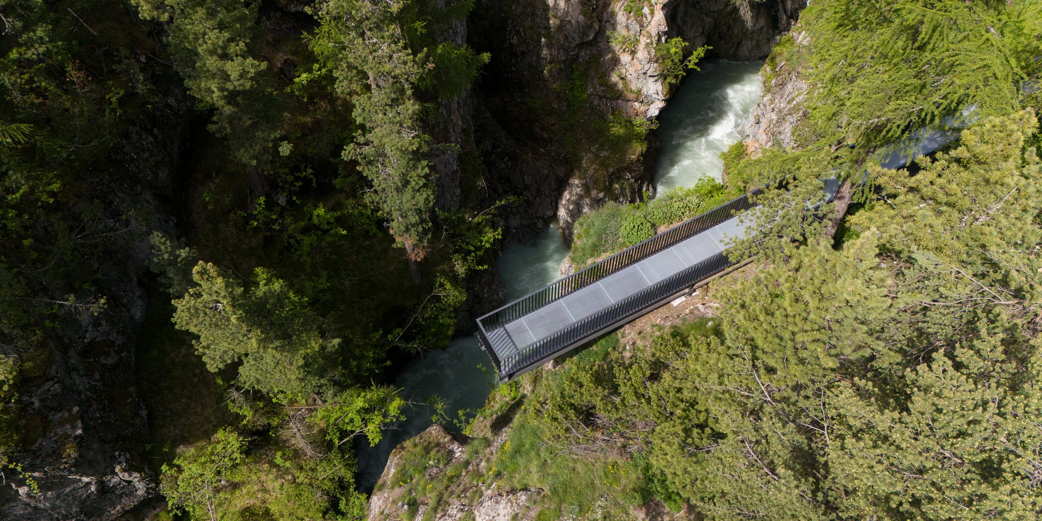 Wildwasserschlucht Schwebebalken