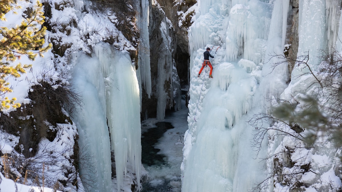 Eisklettern in der Schlucht